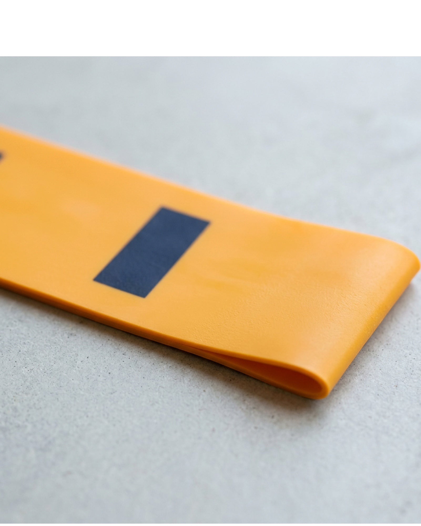 Qlvfb Ten-Marker Flat Latex Stretch Band 180 cm Saffron Navy Light - Detail view